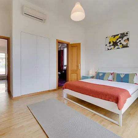 Amazing & Spacious 3 Bed Flat In Piramide